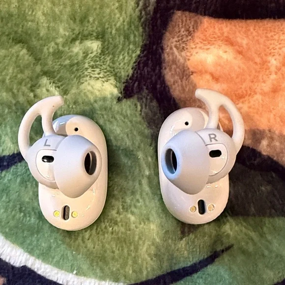 New BOSE QCEarbuds headphones AirPods wireless Bluetooth earbuds electronics - Picture 2 of 12